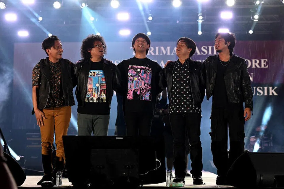 KEKAL BERSAMA: Sejak ditubuhkan pada 2003, D’Masiv masih kekal membuat persembahan bersama.