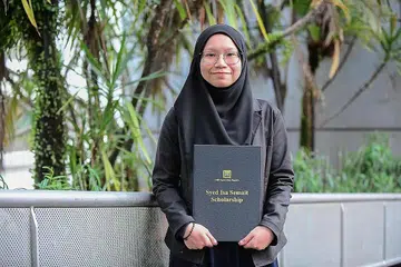 KESIHATAN MENTAL DEKAT DI HATI: Cik Zahratul, yang menerima Biasiswa Syed Isa Semait, bercita-cita menjadi asatizah yang bukan sahaja dapat membimbing masyarakat dari segi agama, tetapi juga memberi sokongan dari segi kesihatan mental. - Foto MUIS