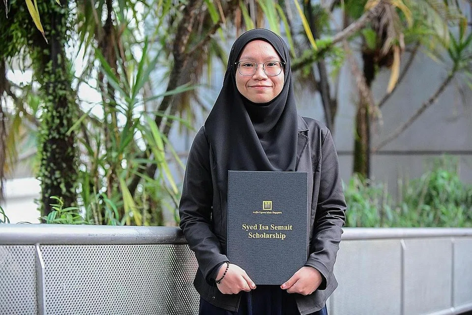 KESIHATAN MENTAL DEKAT DI HATI: Cik Zahratul, yang menerima Biasiswa Syed Isa Semait, bercita-cita menjadi asatizah yang bukan sahaja dapat membimbing masyarakat dari segi agama, tetapi juga memberi sokongan dari segi kesihatan mental. - Foto MUIS