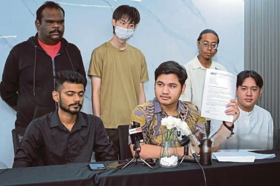 Timbalan Ketua Angkatan Muda Keadilan (AMK) Cabang Pandan, Encik Haqimi Zamri (duduk, tengah).