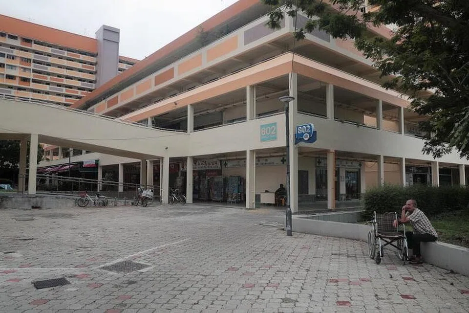 BUKAN MASA 'MELEPAK': Medan yang sering menjadi tumpuan penduduk di French Road, dekat Jalan Besar, juga lengang dengan kebanyakan penduduk mematuhi arahan berada dalam rumah.