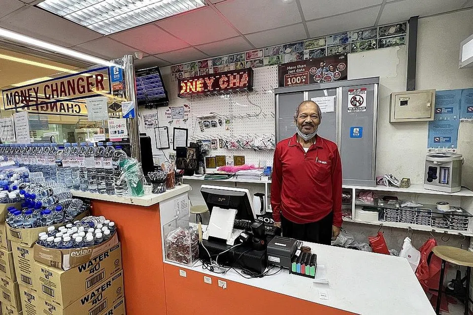 BELUM RANCAK: Peniaga di situ, seperti pengurup wang, Encik Ismail Mohd Anuar (atas), berharap perniagaan akan bertambah baik. - Foto BH oleh HANS ASHRIE DAUD