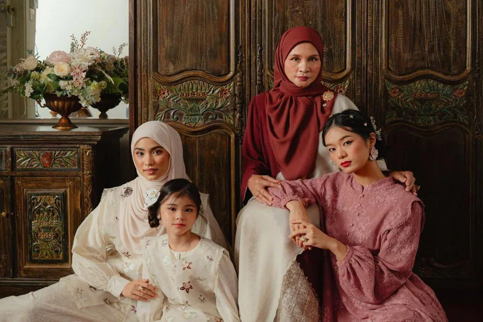 CalaQisya, yang ditubuhkan pada 2010 oleh tiga beradik, merupakan jenama fesyen Muslimah yang menggabungkan keselesaan, kesopanan dan gaya moden.