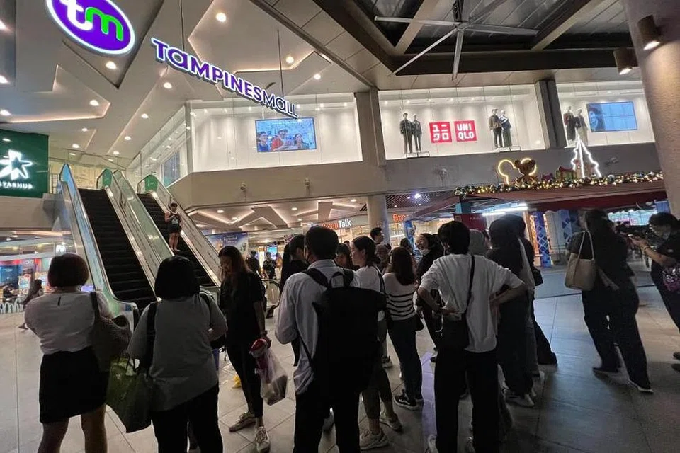 DIARAH KELUAR: Pelanggan Tampines Mall diminta meninggalkan pusat beli-belah itu sekitar 9.30 malam pada 27 Disember.