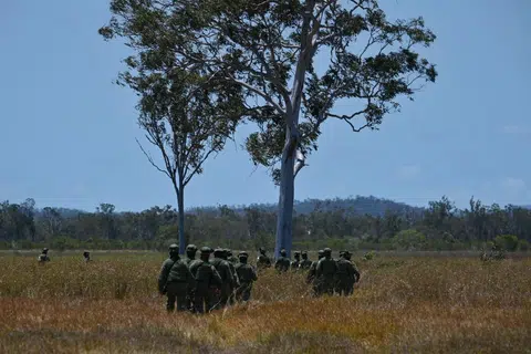 Anggota Angkatan Bersenjata Singapura (SAF) bergerak merentasi kawasan lapang sambil menuju ke Zon Pengambilan, di mana anggota Angkatan Udara Republik Singapura (RSAF) bakal dibawa ke lokasi seterusnya melalui helikopter ‘Chinook’. 
