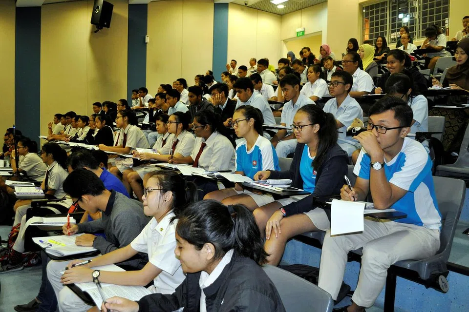 PERBETULKAN SIKAP: Itulah antara mesej dalam 'Siri Ceramah Program Elektif Bahasa Melayu (MLEP)' yang dihadiri sekitar 220 pelajar menengah dan maktab rendah serta guru dan karyawan pendidikan di Maktab Rendah Innova, baru-baru ini. - Foto KEMENTERIAN PENDIDIKAN