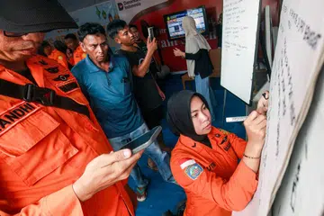 Anggota keluarga penumpang yang terlibat memerhatikan seorang pegawai Agensi Mencari dan Menyelamat Nasional (Basarnas) mencatat maklumat terkini pada papan putih ketika operasi menyelamat sedang dijalankan terhadap feri Virgo Transport 8 yang mengalami masalah, di Pelabuhan Trisakti Bandarmasih, Banjarmasin, Kalimantan Selatan, pada 13 September 2026. Seorang individu dilaporkan meninggal dunia dan lebih 100 orang berjaya diselamatkan pada 13 September daripada feri tersebut, yang menghadapi cuaca buruk semasa dalam pelayaran ke arah utara dari Jawa ke Borneo, menurut pegawai penyelamat.