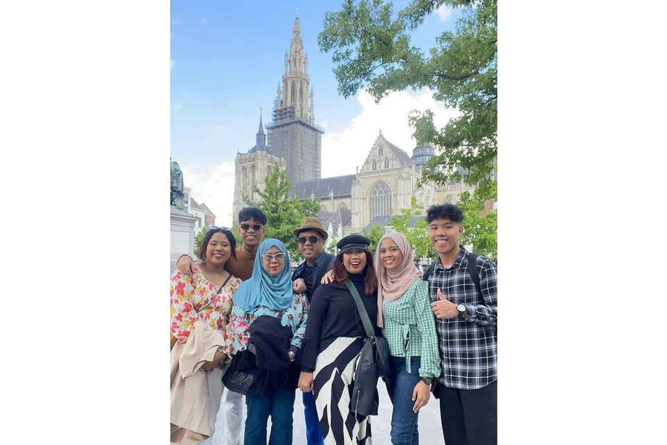 BELAYAR KE EROPAH: Cik Putri Azyan Aminuddin (dua dari kanan), seorang guru sekolah rendah bersama keluarganya di Antwerp, Belgium. Semasa cuti sekolah Jun ini, beliau mengambil peluang belayar bersama keluarganya ke tiga negara berlainan termasuk Luxemborg dan Belanda. - Foto ihsan PUTRI AZYAN AMINUDDIN