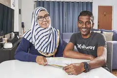 ALU-ALUKAN PERUBAHAN: Syed Faris Syed Kassim bersama isterinya, Cik Nur Ameera Senen yang mempunyai seorang anak titipan berusia enam tahun berkata usulan memberikan pasangan ibu bapa seperti mereka cuti jagaan anak-anak amat dialu-alukan. - Foto BH oleh ROSLEE ABDUL RAZAK