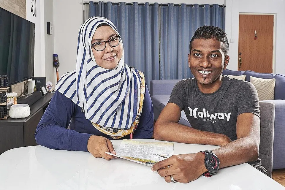 ALU-ALUKAN PERUBAHAN: Syed Faris Syed Kassim bersama isterinya, Cik Nur Ameera Senen yang mempunyai seorang anak titipan berusia enam tahun berkata usulan memberikan pasangan ibu bapa seperti mereka cuti jagaan anak-anak amat dialu-alukan. - Foto BH oleh ROSLEE ABDUL RAZAK