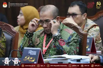 Pengerusi Suruhanjaya Pilihan Raya Umum (KPU), Encik Hasyim Asyari menghadiri pendengaran keputusan pertikaian pemilihan presiden, di Mahkamah Perlembagaan di Jakarta, Isnin, 22 April 2024. 
