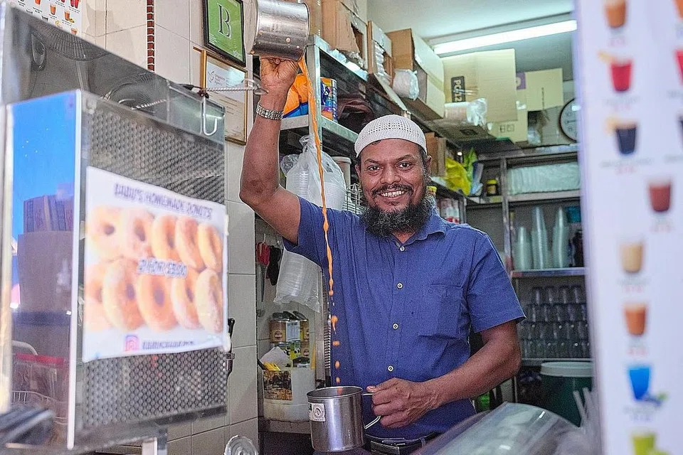  TEH TARIK: Mereka yang kunjungi Kampong Glam perlu singgah ke kedai Bhai Sarbat yang menjual teh tarik dan dilayani sendiri oleh pemiliknya. - Foto NHB 