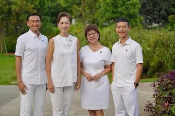 Anggota Parlimen Encik Wan Rizal (kiri), Menteri Penerangan dan Pembangunan Digital & Menteri Kedua Ehwal Dalam Negeri, Cik Josephine Teo, Datuk Bandar, Daerah Central Singapura, Cik Denise Phua Lay Peng, dan mantan pengarah di Kementerian Kewangan (MOF), Encik Shawn Loh (kanan), berkongsi bersama media rancangan mereka bagi Pilihan Raya Umum 2025 (GE2025) di Taman Whampoa pada 16 April. 