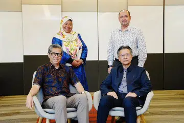 Taklimat finalis Anugerah Guru Arif Budiman (Agab) 2026 yang diadakan pada 4 Jun di ibu pejabat Kementerian Pendidikan (MOE) dihadiri oleh Pengerusi Bersama, Jawatankuasa Penganjur Agab 2026, terdiri daripada (duduk dari kiri) Editor Malam, Berita Harian, Encik Puad Ibrahim; Pengarah Pusat bagi Pusat Bahasa Melayu Singapura (MLCS), Encik Abdul Harris Sumardi; (berdiri dari kiri) Pensyarah, Jabatan Bahasa dan Kebudayaan Melayu, Institut Pendidikan Nasional (NIE), Universiti Teknologi Nanyang (NTU), Dr Roszalina Rawi; dan Timbalan Pengarah, Cawangan Bahasa Ibunda (Perancangan dan Pembangunan Kurikulum), MOE, Encik Zafilin Abdul Hamid.