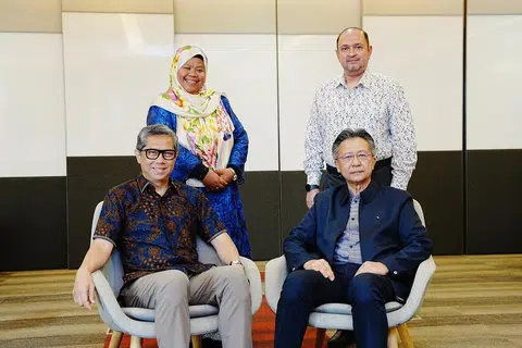 Taklimat finalis Anugerah Guru Arif Budiman (Agab) 2026 yang diadakan pada 4 Jun di ibu pejabat Kementerian Pendidikan (MOE) dihadiri oleh Pengerusi Bersama, Jawatankuasa Penganjur Agab 2026, terdiri daripada (duduk dari kiri) Editor Malam, Berita Harian, Encik Puad Ibrahim; Pengarah Pusat bagi Pusat Bahasa Melayu Singapura (MLCS), Encik Abdul Harris Sumardi; (berdiri dari kiri) Pensyarah, Jabatan Bahasa dan Kebudayaan Melayu, Institut Pendidikan Nasional (NIE), Universiti Teknologi Nanyang (NTU), Dr Roszalina Rawi; dan Timbalan Pengarah, Cawangan Bahasa Ibunda (Perancangan dan Pembangunan Kurikulum), MOE, Encik Zafilin Abdul Hamid.