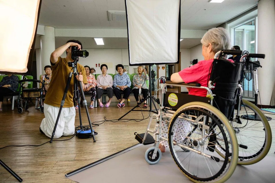 Gambar yang dirakam di Hapcheon, Gyeongsang Selatan, kira-kira 320 kilometer di selatan Seoul pada 10 Julai 2025 ini menunjukkan seorang jurugambar sedang mengambil potret seorang penduduk untuk digunakan semasa upacara pengebumiannya, di Pusat Kebajikan Mangsa Bom Atom Hapcheon. Pusat ini dibuka pada tahun 1996 oleh Palang Merah Korea dengan dana daripada pemerintah Korea Selatan dan Jepun, dan menyediakan perkhidmatan sepanjang masa kepada mangsa pengeboman atom semasa Perang Dunia Kedua yang memerlukan bantuan.