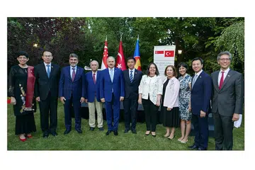 HUBUNGAN KUKUH: Encik Tan (tengah), dan Encik Levent Gök (lima dari kiri) bergambar bersama dalam majlis yang diacarakan Encik Jonathan Tow (kanan). Antara AP yang hadir ialah Profesor Fatimah Lateef (kiri), Dr Teo Ho Pin (dua dari kiri), Dr Chia Shi-Lu (dua dari kanan) dan Cik Joan Pereira (tiga dari kanan). - Foto PARLIMEN SINGAPURA