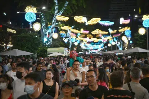 NIKMATI SUASANA KRISMAS: Sebahagian Orchard Road dari persimpangan Paterson ke Bideford  telah ditutup kepada lalu lintas pada petang 24 Disember bagi satu pesta jalanan sempena ulang tahun ke-40 penyalaan lampu tahunan di kawasan pusat membeli-belah paling terkenal di Singapura itu dan juga ulang tahun ke-25 Persatuan Perniagaan Orchard Road (Orba). 