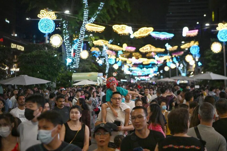 NIKMATI SUASANA KRISMAS: Sebahagian Orchard Road dari persimpangan Paterson ke Bideford  telah ditutup kepada lalu lintas pada petang 24 Disember bagi satu pesta jalanan sempena ulang tahun ke-40 penyalaan lampu tahunan di kawasan pusat membeli-belah paling terkenal di Singapura itu dan juga ulang tahun ke-25 Persatuan Perniagaan Orchard Road (Orba). 