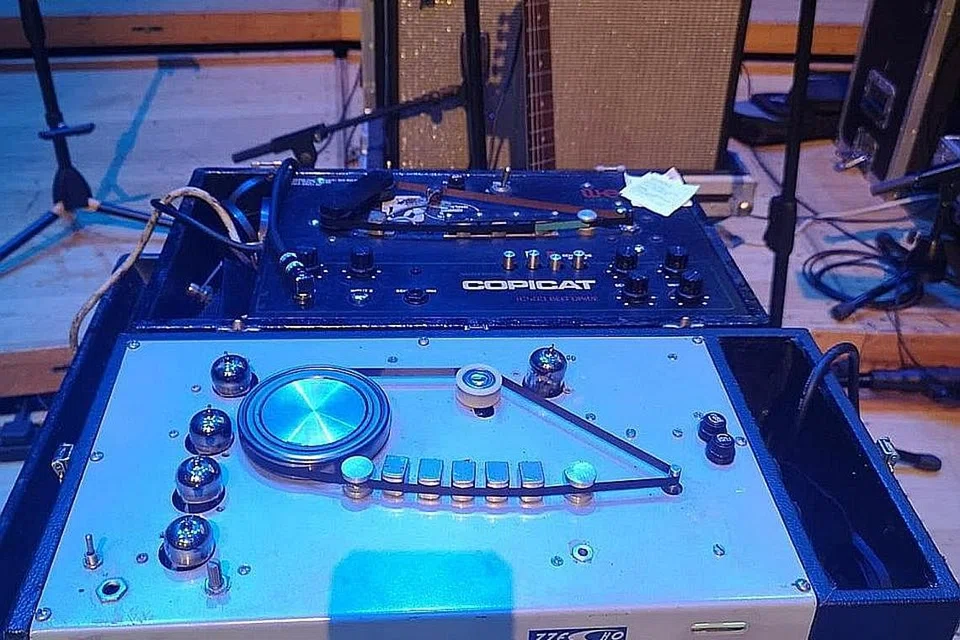 MESIN 'TAPE ECH0': Alat analog untuk merakam dan mengulang bunyi gitar secara bergema diwarisi gitaris utamanya, Sulaiman, daripada bapanya. - Foto THE WISMA II 