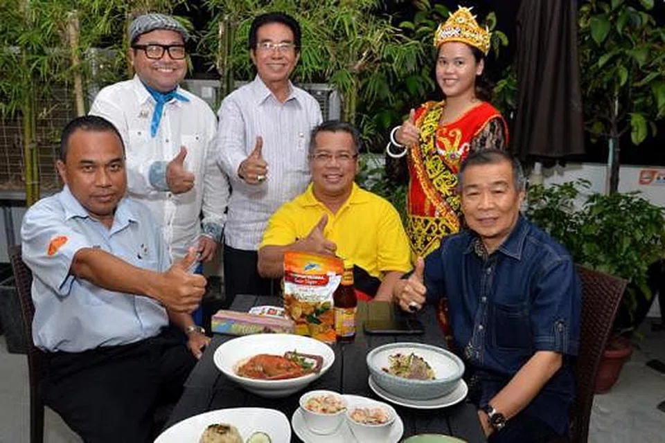 MAKANAN SARAWAK: Cef selebriti, Cef Mel Dean (dua dari kiri), dan Pengarah Urusan MegaXpress, Encik Hamzah Haji Abdullah (tiga dari kiri), bersama hadirin yang lain meraikan promosi juadah tradisional Sarawak minggu lalu. - Foto M.O. SALLEH