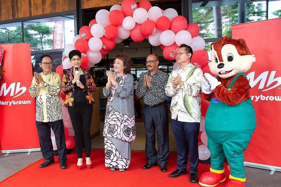 CAWANGAN KEDUA: Majlis perasmian restoran makanan Marrybrown dihadiri oleh (dari kiri) Dato Lawrence Liew, Profesor Fatimah, Datin Nancy Liew, Encik Bhandari Rajender Kumar dan Encik David Liew. - Foto BH oleh ZALEHA ABDUL KADER