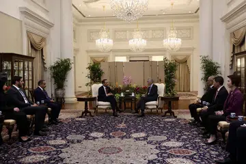 BINCANG BIDANG KERJASAMA: Perdana Menteri Qatar, Sheikh Mohammed (kiri) dan PM Lee telah membincangkan bidang kerjasama antara Singapura-Qatar dalam pertemuan di Istana pada Khamis. 
