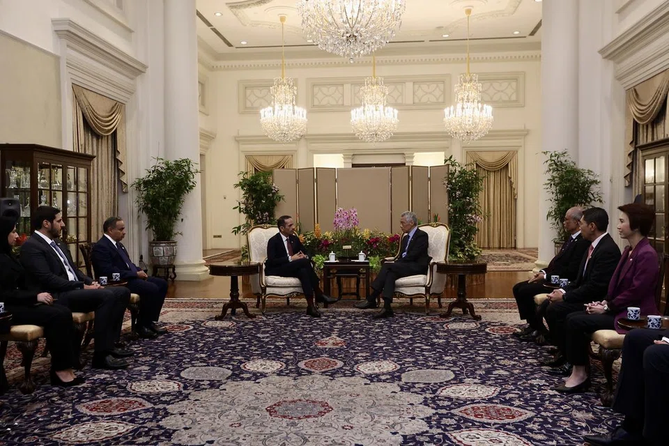 BINCANG BIDANG KERJASAMA: Perdana Menteri Qatar, Sheikh Mohammed (kiri) dan PM Lee telah membincangkan bidang kerjasama antara Singapura-Qatar dalam pertemuan di Istana pada Khamis. 