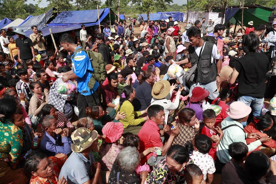 Orang ramai menerima makanan di sebuah pusat perlindungan untuk mangsa pemindahan berhampiran sempadan Kemboja-Thailand di wilayah Oddar Meanchey, barat laut Kemboja, pada 28 Julai 2025. Perdana Menteri Malaysia pada hari yang sama mengumumkan bahawa Thailand dan Kemboja telah bersetuju untuk melaksanakan gencatan senjata “serta-merta dan tanpa syarat” susulan rundingan damai di Putrajaya