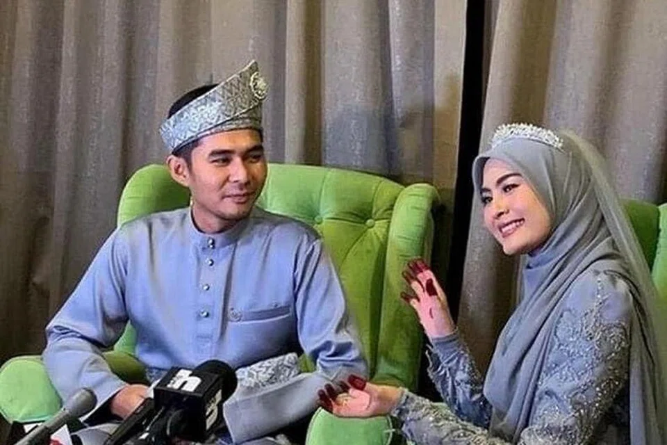 Penyanyi Wany Hasrita (kanan) dan suami Mohd Al-Adib Fahmi Harun