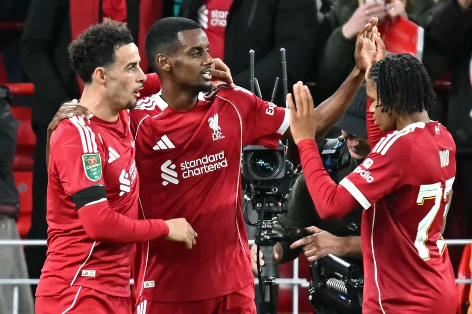 Penyerang Liverpool, Alexander Isak (tengah), meraikan gol beliau dalam kemenangan 2-1 Liverpool ke atas Southampton pada 24 September. Dengan penggantungan Hugo Ekitike, beliau bakal mengambil alih tempat sebagai penyerang dalam kesebelasan utama Liverpool.