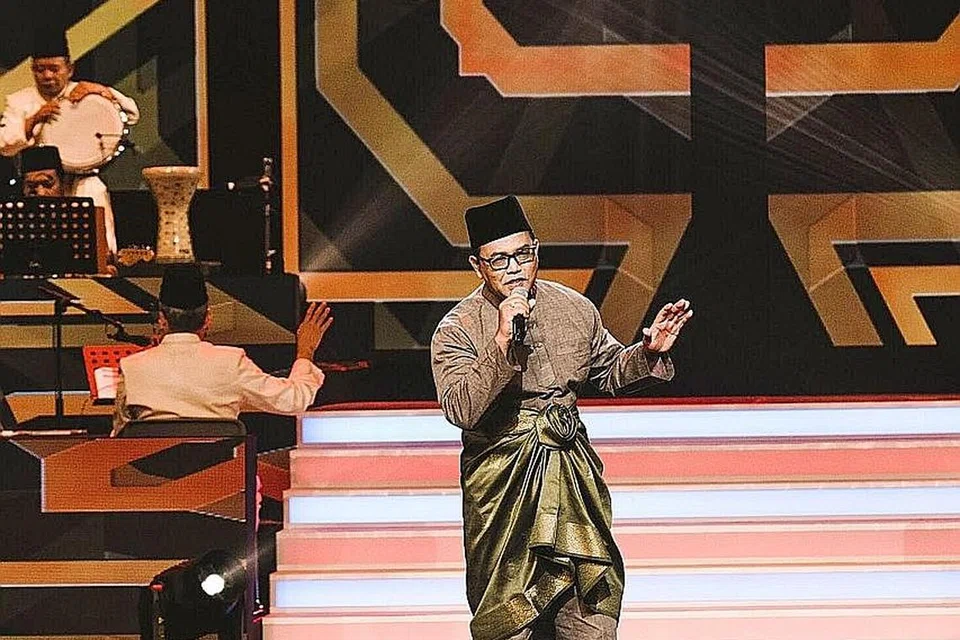 LAGU RAYA SATU SUMBANGAN: Othman Hamzah yang masih mengekalkan suara lemak merdunya ketika menyanyikan lagu Raya, Gembira Bersama Di Hari Raya, gembira dapat menghasilkan lagu yang dikenang sepanjang zaman.- Foto-foto BM oleh KHIDHIR ASYRAF MAHBOB