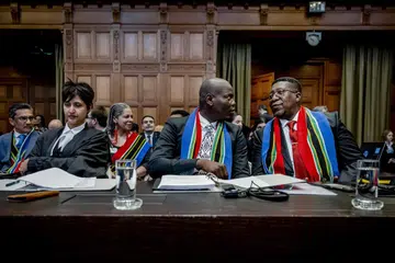 BAWA ISRAEL KE ICJ: Menteri Kehakiman Afrika Selatan, Encik Ronald Lamola (tengah) dan Duta Besar Afrika Selatan ke Belanda, Encik Vusimuzi Madonsela (kanan), di Mahkamah Keadilan Antarabangsa (ICJ), sebelum perbicaraan kes pembunuhan beramai-ramai terhadap Israel di The Hague, Belanda, pada 11 Januari.
