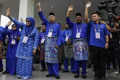 PERTAHAN KERUSI: Datuk Seri Ismail Sabri (tiga dari kanan) akan mempertahan kerusi Parlimen beliau di Bera, Pahang, dengan pertembungan tiga penjuru. - Foto EPA-EFE