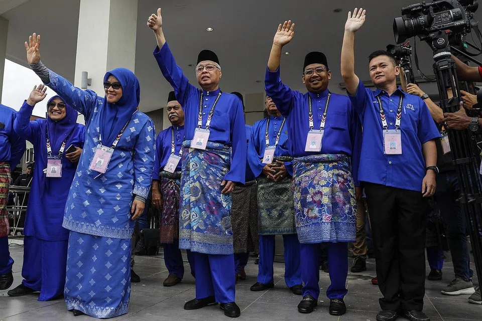 PERTAHAN KERUSI: Datuk Seri Ismail Sabri (tiga dari kanan) akan mempertahan kerusi Parlimen beliau di Bera, Pahang, dengan pertembungan tiga penjuru. - Foto EPA-EFE