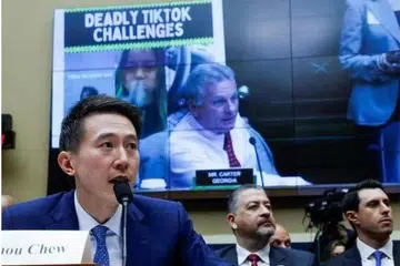 “Yakinlah kami tidak akan ke mana-mana,” kata CEO Tiktok, Encik Shou Zi Chew, dalam video yang disiarkan selepas Presiden Joe Biden menandatangani satu rang undang-undang untuk mengharamkan TikTok. 