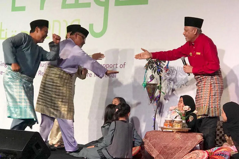 PENUH KEMERIAHAN DAN LAWAK JENAKA: 'Penghulu' Dubai, Encik Ahmad Fuad (kanan) menyambut kedatangan tiga veteran Dubai dalam sketsa lawak. - Foto ROSEBI MOHD SAH