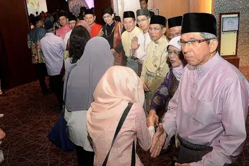 RAI AIDILFITRI BERSAMA: Dr Yaacob bersama barisan Anggota Parlimen Melayu menyambut tetamu dalam Perjumpaan Hari Raya Aidilfitri yang diacarakannya di Hotel Marina Mandarin kelmarin. - Foto-foto JOHARI RAHMAT