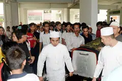 DISAYANGI RAMAI: Lebih 200 orang hadir melawat jenazah Allahyarham Muhammad Hambali. Keluarga, saudara-mara, rakan-rakan serta guru-guru yang hadir di kolong blok di Eunos Road 5 merasakan satu kehilangan yang amat besar. - Foto JOHARI RAHMAT 