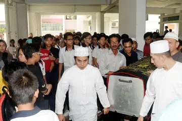 DISAYANGI RAMAI: Lebih 200 orang hadir melawat jenazah Allahyarham Muhammad Hambali. Keluarga, saudara-mara, rakan-rakan serta guru-guru yang hadir di kolong blok di Eunos Road 5 merasakan satu kehilangan yang amat besar. - Foto JOHARI RAHMAT 