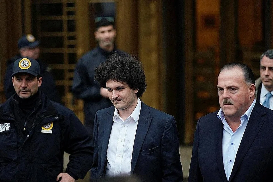 DAKWA TIPU: Bekas Ketua Eksekutif FTX Sam Bankman-Fried menghadapi tuduhan penipuan yang mengakibatkan keruntuhan pertukaran mata wang kripto sehingga bankrap di Mahkamah Persekutuan Manhattan di New York City, Amerika Syarikat. - Foto REUTERS