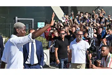'BYE BYE' MAN U, POGBA BALIK KE JUVENTUS: Pogba lebih dihargai dan disanjung di Juventus berbanding enam tahun beliau di Manchester United. Pogba disambut oleh para peminat semasa tiba di Pusat Perubatan Juventus baru-baru ini. - Foto AFP