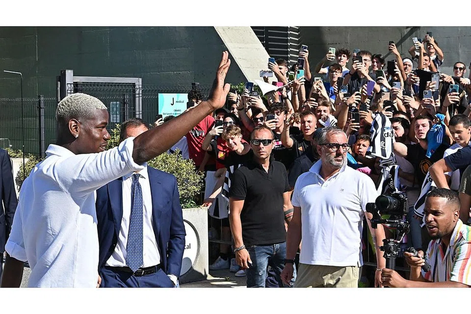 'BYE BYE' MAN U, POGBA BALIK KE JUVENTUS: Pogba lebih dihargai dan disanjung di Juventus berbanding enam tahun beliau di Manchester United. Pogba disambut oleh para peminat semasa tiba di Pusat Perubatan Juventus baru-baru ini. - Foto AFP