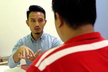 PRIHATIN: Antara rutin Encik Muhammad Hafidz adalah mengambil tahu tentang perkembangan penghuni di rumah tumpangan yang diuruskannya serta memastikan penghungi menerima sokongan kaunseling mahupun perancangan kewangan yang diperlukan. - Foto SHAHRIYA YAHAYA