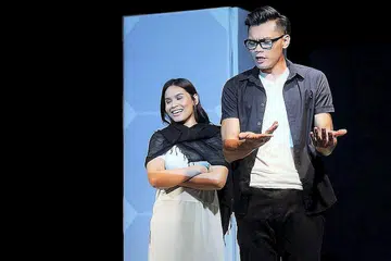 JAYA KUNCI PERHATIAN PENONTON: Farhana M. Noor dan Al-Matin Yatim memainkan watak dengan penuh berkesan sebagai suami isteri muda yang menghadapi cabaran hidup kompleks dalam pementasan teater '28.8' oleh Teater Kami. - Foto TEATER KAMI