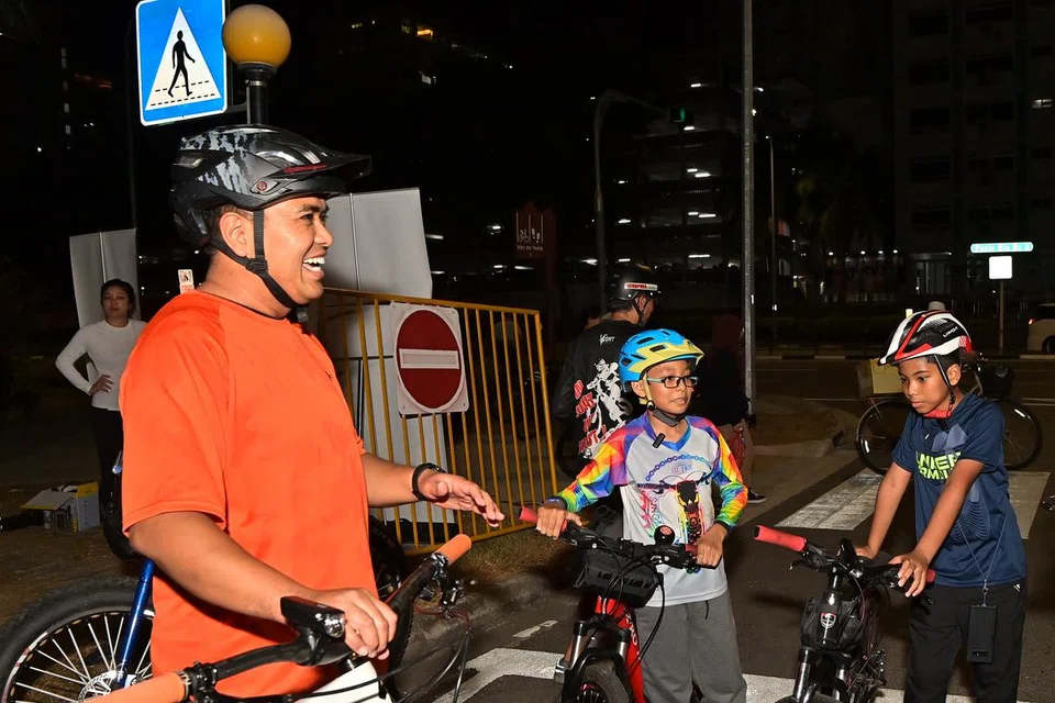 (dari kiri) Anggota Parlimen GRC Pasir Ris-Punggol, Encik Sharael Taha (kiri), bersama Muhd Hanzhalah Mohd Farhan dari Sekolah Rendah Chongzheng dan Adly Muhd Luth Mohd Faiz dari Sekolah Rendah White Sands. Kededuanya berusia 11 tahun dan adalah antara peserta paling muda.