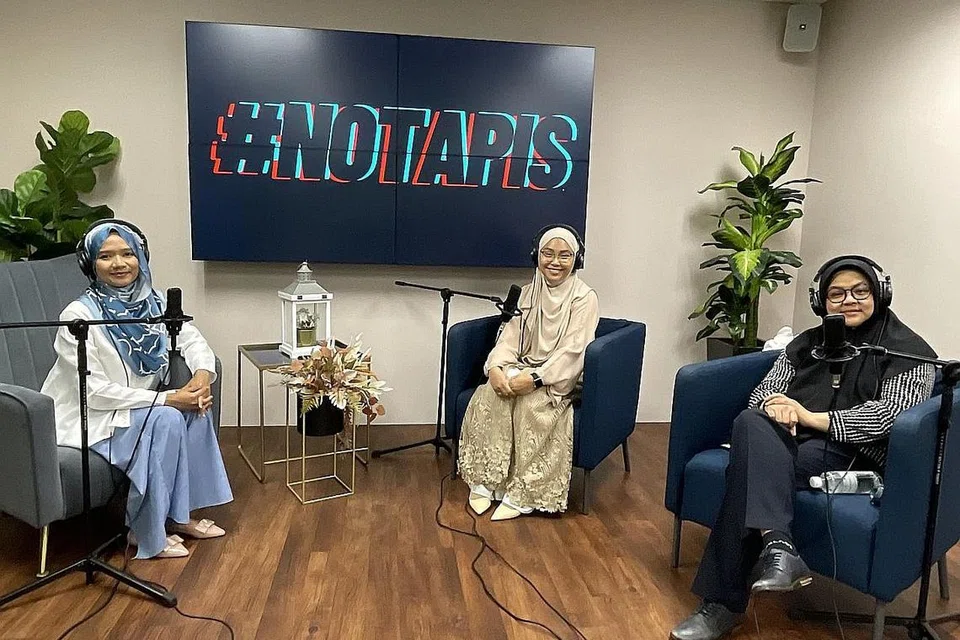 INGIN HULURKAN BANTUAN: Dalam sesi podcast terkini #NoTapis, Ustazah Liyana Musfirah (tengah) dan pakar psikoterapi, Cik Maimunah Mosli (kanan) telah membincangkan isu bunuh diri dengan terperinci bersama hos koresponden Berita Harian, Shahida Sarhid. - Foto BH oleh SITI AISYAH NORDIN