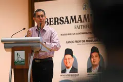 SETIA PADA YANG SATU: Semasa berucap di Forum Bersamamu, Profesor Madya Dr Muhammad Faishal Ibrahim antara lain berkata media sosial  memberi peluang kepada penggunanya berkenalan dan ini memudahkan lagi perbuatan curang. 