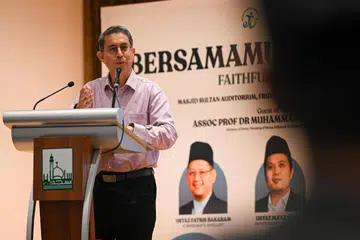 SETIA PADA YANG SATU: Semasa berucap di Forum Bersamamu, Profesor Madya Dr Muhammad Faishal Ibrahim antara lain berkata media sosial  memberi peluang kepada penggunanya berkenalan dan ini memudahkan lagi perbuatan curang. 