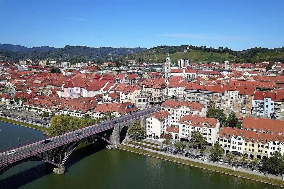 MEMUKAU: Maribor ialah bandar kedua terbesar di Slovenia, terletak di pinggir Sungai Drava. Permukaan air sungai yang mencerminkan arca bangunan-bangunan berbumbung warna jingga. - Foto PROFESOR MADYA MOHAMAD ROSMAN OTHMAN
